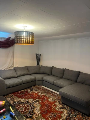 Grå L-formad hörnsoffa i tyg - Säljer en stor grå hörnsoffa i tyg med breda sittdynor och lösa ryggkuddar. Soffan har en modern L-formad design och gott om plats för många personer. Perfekt för att hänga med kompisar eller familj i vardagsrummet. Skriv här eller till mig på nummer 0761881224 för mer info eller bilder,,den finns i Tranås. Billigare vid snabb affär! 