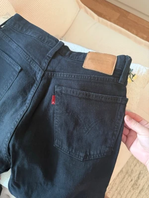Svarta Levis jeans  - Snygga svarta jeans med raka ben från Levis i topp skick använd få gånger i modellen 501