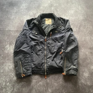 Mörkblå Morris vintage zip-up-jacka för herrar i storlek L - Mått 📏 Armhåla till armhåla: 57 cm Längd från kragen: 61 cm Ärmlängd från axeln: 65 cm Måtten finns även på bilderna  Skickas inom ett dygn Spara på priset och frakten genom att sätta ihop ett paket Mer information finns på min profil  20-417