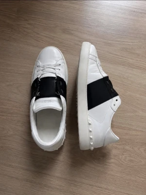 Valentino opens ( ÄKTA ) - Säljer ett par väldigt fina valentino opens 🤩mycket mycket fint skick och väldigt bekväma ✅ ingen låda kommer med därav priset lite 🤗 kan gå ner i pris lite vid snabb och smidig affär OBS dom är i storlek 41 men sitter lika bra som 42 i