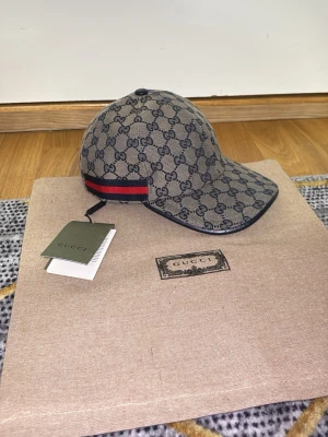 naivy Canvas S - Helt ny canvas i storlek S.Passar dig med trend och stil. Fraktas direkt efter köp och dustbag ingår 