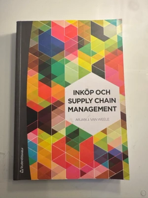 Inköp och Supply Chain Management - Kursbok med färgstarkt geometriskt mönster på omslaget. Skriven av Arjan J. Van Weele och utgiven av Studentlitteratur. Boken behandlar inköp och supply chain management och är på svenska. Perfekt för studier inom ekonomi och logistik.