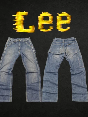 Lee Carpenter W30/L32 (2003) ljusblå carpenter jeans - ❌ Passformsbilder skickas ej. Se mått!Säljer ett par blå Lee Carpenter med raka ben och flera praktiska fickor. Jeansen har en klassisk ljus tvätt, hammarögla på sidan och robust denimkänsla. Perfekta för dig som gillar Y2K, workwear, skate och streetwear.💬 Prisförslag välkomnas. 🚫 Rökfritt & djurfritt hem. 📦 Skickas inom 24 timmar. 😱 Smutsfläckar kan förekomma