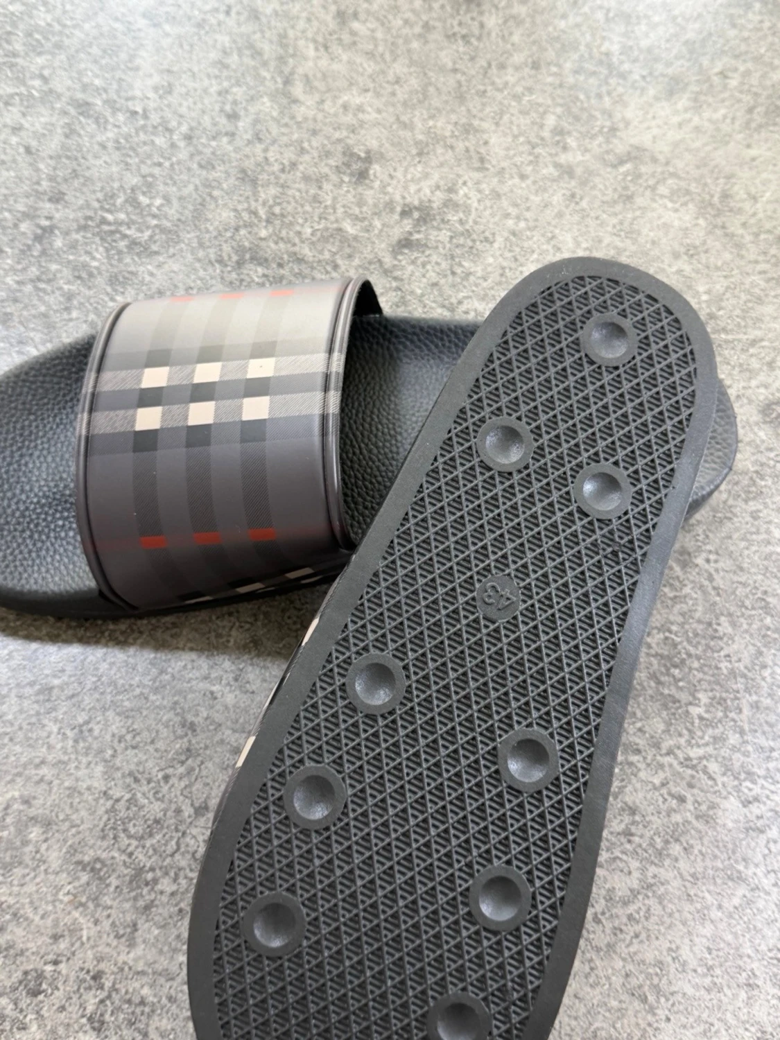 Svarta slides med rutigt mönster - 1