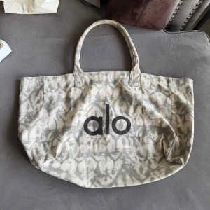 ALO TOTE BAG - Säljer nu denna ALO TOTE BAG som är använd ett par gånger 🩶