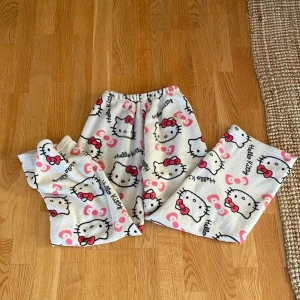 Hello Kitty mjukis - Super sköna hello kittt mjukis!! Står ingen storlek men gissar på XS. Perfekt mysiga inför vintern❤️