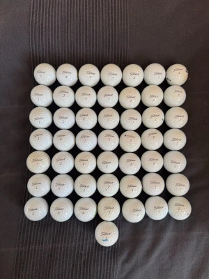  Titleist NXT golfbollar - Säljer 50st Titleist NXT golfbollar. Tvättade och kontrollerade i fint skick!
