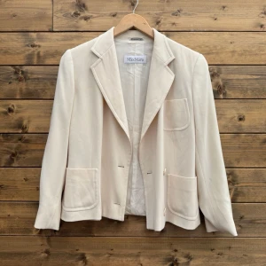 Max Mara Kavaj (L-XL)  - Mycket gott begagnat skick. 70% triacette 30% polyester. Fodring:rayon, elastane.    1147