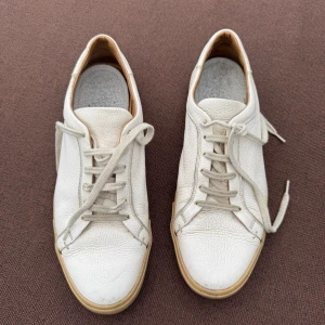 Loro Piana läder Sneakers 42 1/2  - Gott begagnat skick med spår av användning.   1140