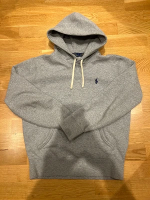 Polo ralph Lauren hoodie  - Säljer denna polo hoodie bilderna som är inringade är små små fläckar nästan helt ny  s nypris på 2299 mitt pris endast 850