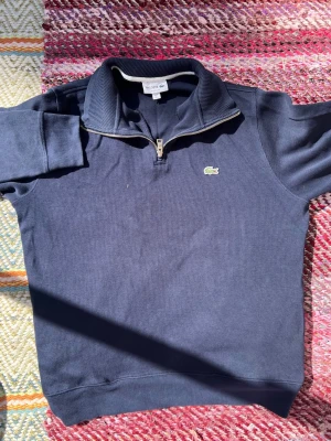 Mörkblå stickad tröja från Lacoste - Passar som size M