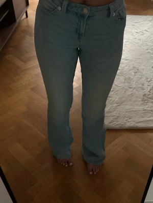 Low waist jeans - Säljer ett par ljusblå jeans från Gina tricot med fina detaljer på bakfickorna i storlek 34, använda ca 2 gånger💗