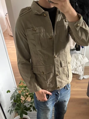 Mörkgrön overshirt  - En riktigt fet overshirt i mörkgrön färg⛅️ | en aning solblekt på axlarna, men syns ej vid användning! | Hör av dig vid frågor!