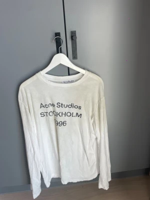 Vit långärmad topp Acne Studios - Vit långärmad topp från Acne Studios. Storlek xs men skulle säga den sitter som S. Får acne påse med har tyvärr inte kvittot kvar. Säljer då jag inte använt den så mycket.skicka gärna pris förslag och vid snabb affär kan pris diskuteras!