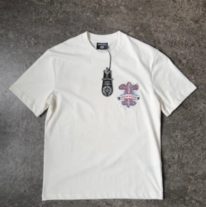 Vit t-shirt med Chrome Hearts tryck - 👕 Plagg: T-shirt 📏 Storlek: S, men passar även M 🏷️ Märke/modell: Chrome Hearts Tee ✨ Skick: Mycket fint skick, 9/10.   Vid frågor eller funderingar är det bara att skriva! Självklart så kan priset diskuteras 🤝