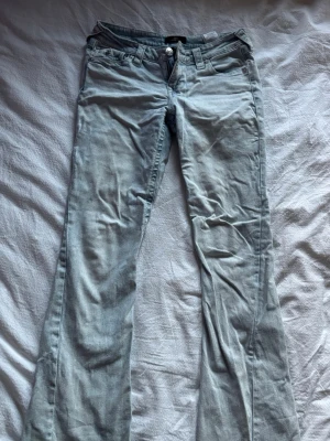 Ljusblå true religion jeans - Snygga True Religion jeans med jeansfringe på fickorna, bra skick inga defekter. Väldigt bekväma men lite för korta för mig. Modellen Joey så lågmidjade och flare
