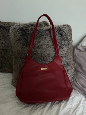 Vinröd handväska Eternal Love - Köpt second hand, i toppenbra skick!🤍