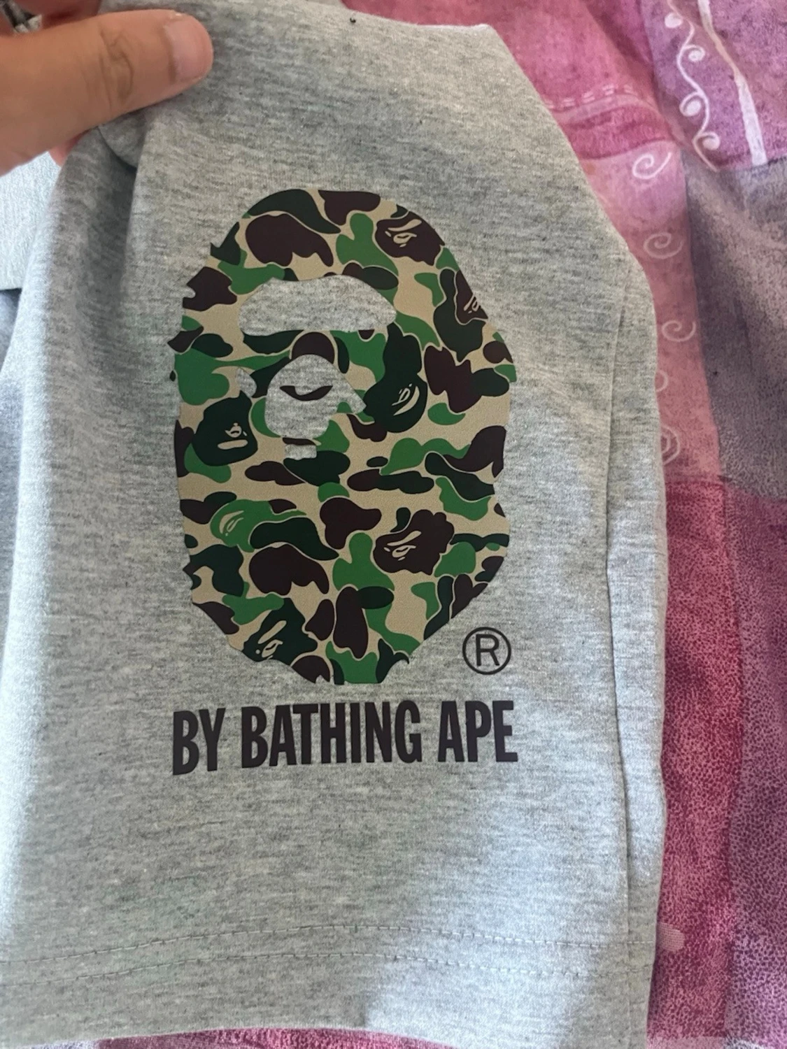Grå shorts med camo-tryck från BAPE - 2