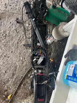 Svart elsparkcykel med lösa kablar - Säljer en ewheels e7. Detta är ett trimpaket och måste fixas. Säljer pga inget intresse längre. Har används vid endast 2 tillfällen innan. 