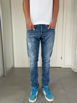 Dondup George Jeans - Säljer dessa Dondup George Jeans. Mått ca 41 o 105 cm. Moddelen är 183 o väger 68 kg, skriv för fler bilder/frågor🙌🏼 