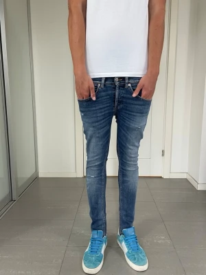 Dondup George Jeans - Säljer dessa Dondup George Jeans som är i mycket skick bortsett från slitage vid skrevet. Mått ca 35 o 92 cm. Moddelen är 183 o väger 68 kg, skriv för fler bilder/frågor🙌🏼 