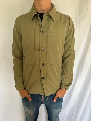 Field jacket/overshirt - Säljer denna tvärfeta jacka perfekt inför hösten. Modellen är ca 180 cm lång och väger 73 kg. Tveka inte på att kontakta mig vid minsta fundering🙌