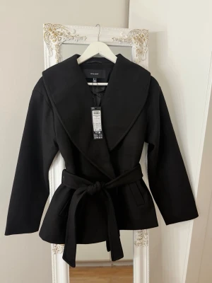 Vero Moda höstkappa  -  Väldigt fin höstkappa från Vero Moda i storlek S 🍂 Helt ny! Den kan även passa storlek M beroende på hur oversized man vill att den ska sitta. Ordinarie pris: 749 kr. Passar perfekt till hösten 🤎