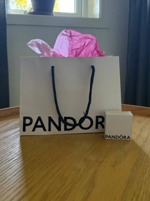 Pandora ring - Hej! Jag säljer min jätte fina ring från Pandora. Den är i superbra skick men den är tyvärr för stor för mig och har därför inte kommit till användning speciellt mycket, påsen och asken tillkommer! Hör av er vid frågor💕