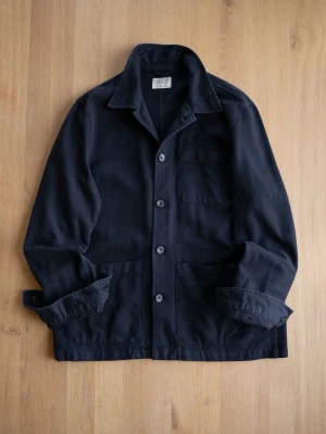 Nudie Jeans Black Chore Jacket, size M - Stilren svart overshirt från Nudie Jeans Co i kraftig bomull. Klassisk krage, tre utanpåliggande fickor och knäppning med fyra knappar framtill. Perfekt lager-på-lager-plagg med avslappnad passform och uppvikta ärmslut.