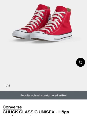 Röda Converse Chuck Taylor High - Klassiska röda Converse Chuck Taylor All Star high-top sneakers med vit gummisula, vita skosnören och metallöljetter. Skorna har den ikoniska loggan på sidan och bak på hälen. Ovandelen är i slitstark canvas och sulan har svart rand.