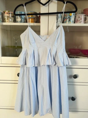 Randig volang klänning  - Suuuper snygg volang klänning tillsammans med randigt mönster från Zara i storlek xs men passar även s! Super bra skick ☺️