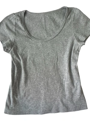 Brandy Melville Grå basic topp med rund hals - Jätteskön och mjuk lite croppad topp från brandy melville. 