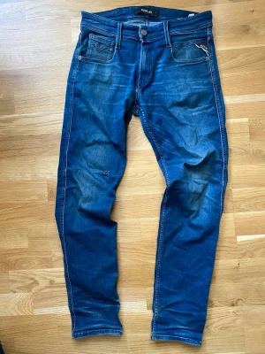Replay Jeans - Snygga blå jeans från Replay 👖 Snygg tvätt och riktigt bra vardagsjeans. 📦 Skickas snabbt! Kan gå ner i pris. W28 L30