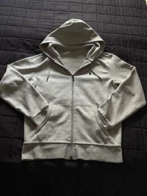Grå Ralph Lauren hoodie - Som ny, har inga alls defekter, ändast lite noprig. Knappt använd alls. Hör av er vid frågor ☺️