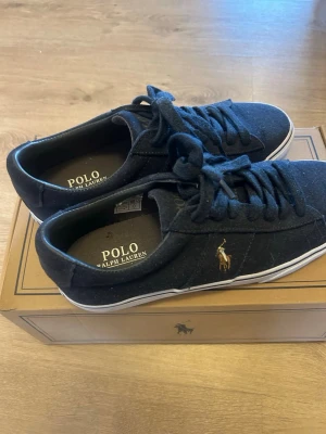 Polo Ralph Lauren skot - En par riktigt snygga skor från polo Ralph lauren! Helt nya utan några defekter och i perfekt skick! Vid några funderingar är det bara att skriva i dm!