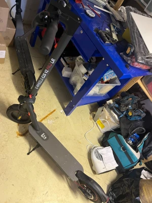 Elscooter E-Wheels E2S V2 PRO LR - Säljer en svart elscooter av modellen E-Wheels E2S V2 PRO LR. Scootern har bred fotplatta, stora hjul och handtag med bra grepp. Perfekt för att ta sig runt i stan på ett smidigt och miljövänligt sätt. Båda laddarna ingår! Framdäcket har punka. Original pris är 5400kr. Den kör 20kmh.