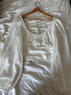 Vit blus med puffärmar och knyt - Super söt vit blus med snöre i ryggen, helt oanvänd. Kolla gärna in min profil för bundle-rabatter!❣️