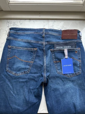 Jacob Cohen Scott 31 - Jacob Cohen Jeans Model: Scott Storlek: 31 Kondition: Helt nya, med prislappar Färg: Mörkblå (navy) Modell: 179cm, 66kg 100% Äkta såklart!