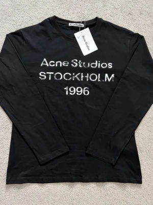 Acne Studios långärmad - Säljer en svart långärmad tröja från Acne Studios i storlek S, passar dig som är 170-178 cm. Priset går självklart att diskutera.