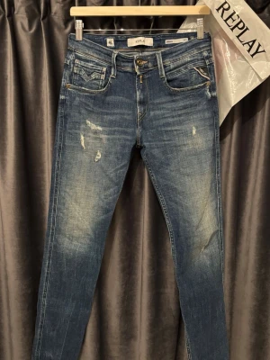 Replay anbass aged 05 - Replay anbass aged 05 - skick 9/10, mycket fint skick! - storlek 28/32 - lätt bland dom fetaste replay jeansen på marknaden, kommer i replay påsen vid köp! - hör av er om ni undrar något🙌
