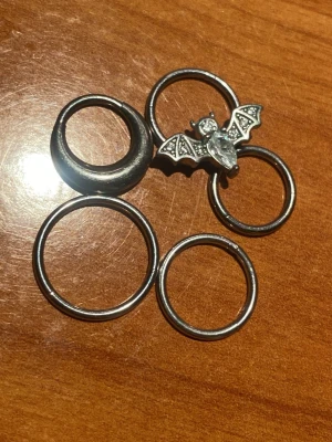 Set med fem silverfärgade clicker ringar - Clicker ringa till piercings. Tjocklek är 1,2 och diameter på den minsta är 8 mm. Säljes alla för 50kr