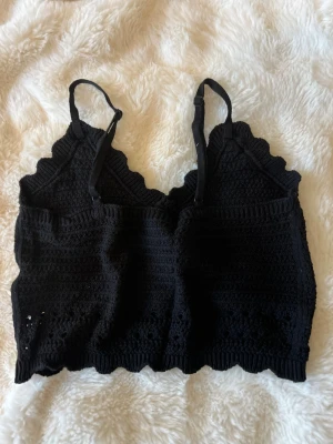 Svart virkad linnetopp  - Snygg svart virkad linnetopp från Gina Tricot, skulle mer säga xs/s än xl