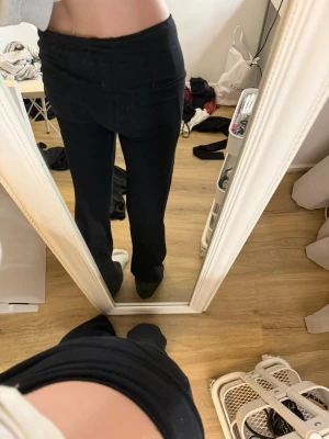 Svarta bootcut leggings - Säljer ett par svarta leggings med bootcut-modell och hög midja. De är stretchiga och sitter skönt mot kroppen. Perfekta för dig som gillar en enkel och clean look. Materialet känns mjukt och följsamt.