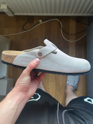 Birkenstock Boston - Birkenstock Boston. Hittade i källaren så har inte kommit till användning. Vill bli av med så fort som möjligt. Storlek 43. Vid frågor eller fler bilder kom pm