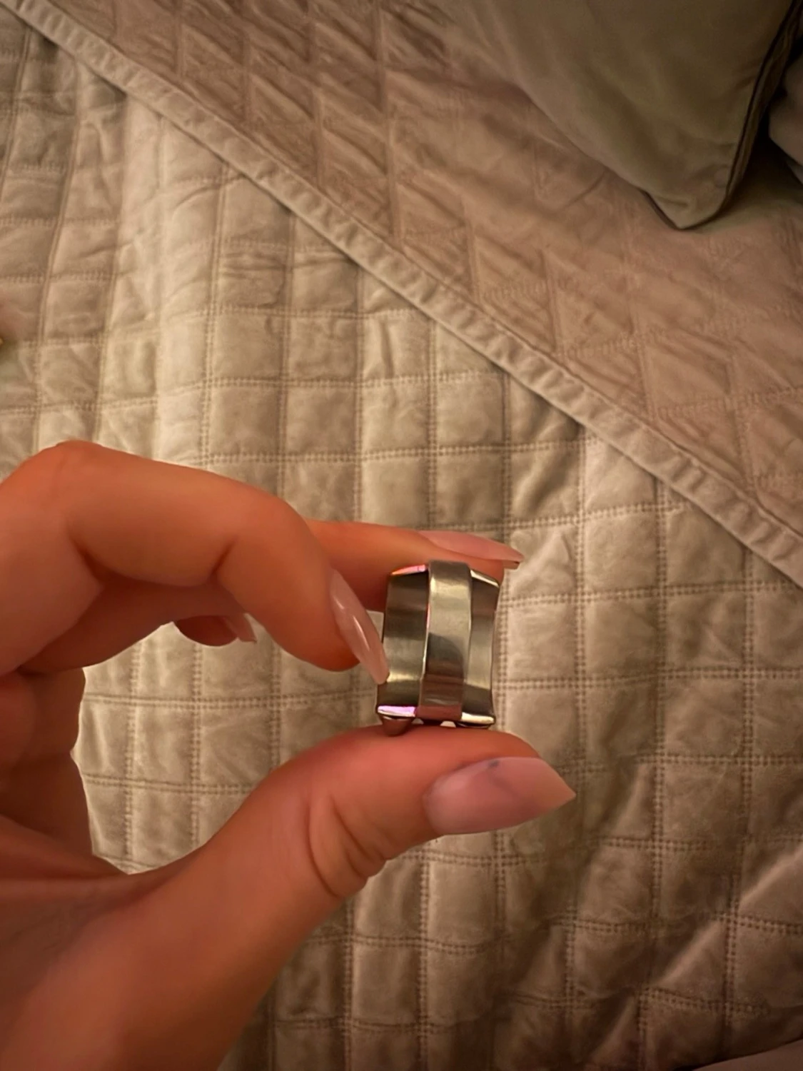 Bred silverfärgad ring med nitar - 1