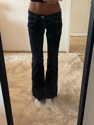 Lågmidjade jeans med vita sömmar  - Mörkblåa jeans med vita sömmar. Använda men i bra skick💕