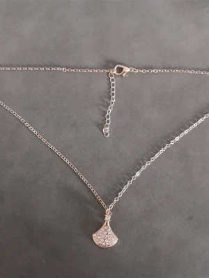 Halsband  - Materialet är legering + zirkon. Längd är 40cm, kan förlängas med 5cm. (#408)