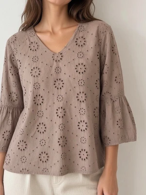 Brun broderad blus med v-ringning - Snygg brun blus med v-ringning och broderade blommönster. Blusen har trekvartsärm med lätt volang och är gjord i ett luftigt bomullstyg. Perfekt för dig som gillar en avslappnad men ändå trendig stil.