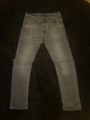 Jack & Jones jeans, W30 - Säljer ett par fina grå/svarta slim jeans från Jack and Jones i modellen Glenn. Jeansen är i bra skick med en fin tvätt.                                             Storlek: W30 L30.                                                                 Skickar inom 24h efter köp✅hör av er vid frågor!
