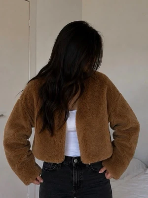 Brun  teddyjacka - 🤎 Mysig teddyjacka i brun/camel från Gina Tricot. Kort modell med supermjukt och fluffigt material. Fint skick! ✨ Storlek XS.